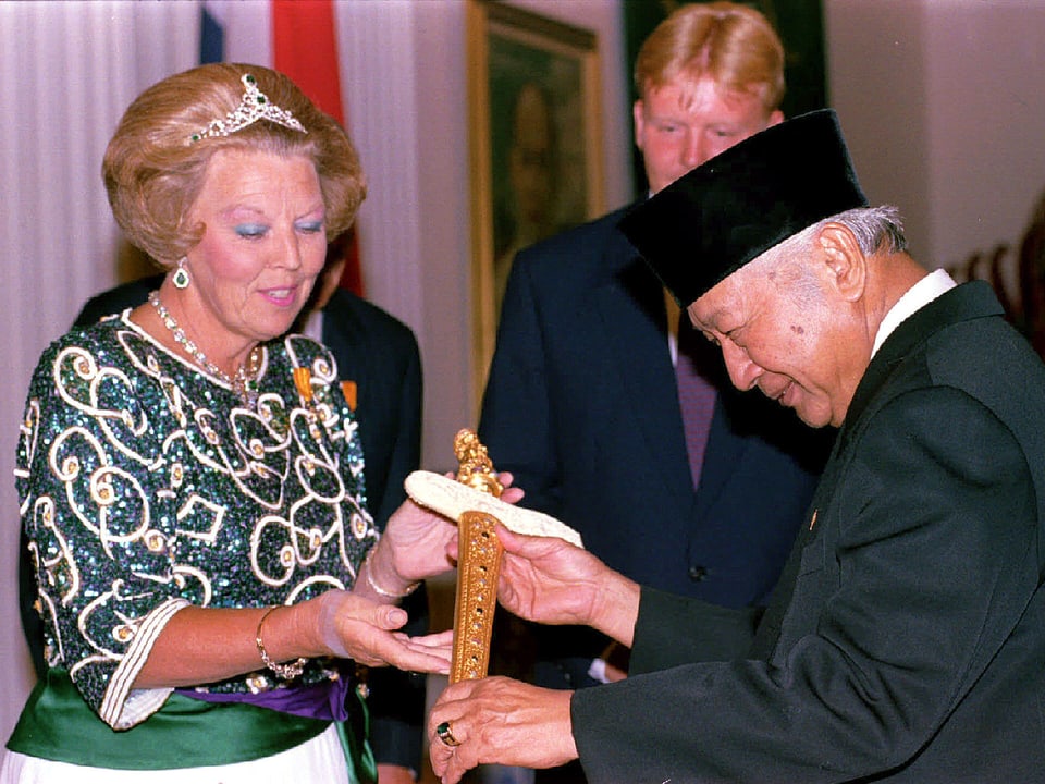 Beatrix erhält ein Schwert aus den Händen des damaligen indonesischen Präsidenten Suharto.