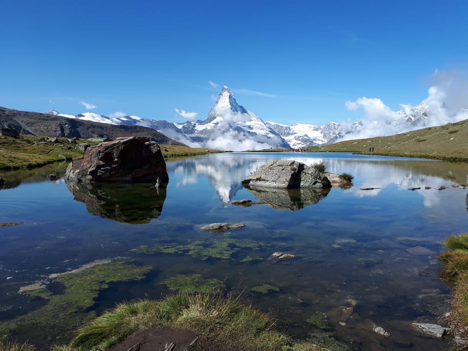 Das Matterhorn und der blaue Himmel spiegeln sich im Stellisee.