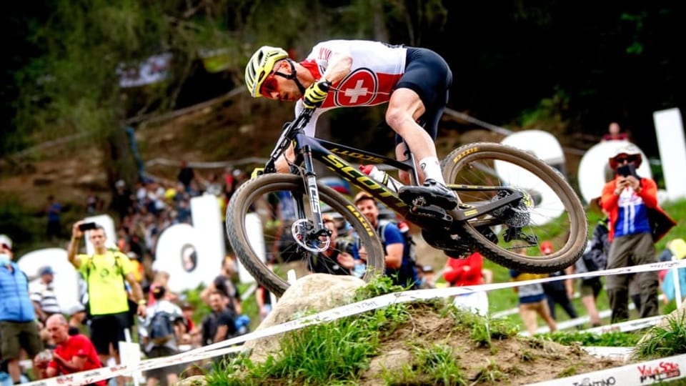 Im Bild Spitzenathlet Nino Schurter fährt auf seinem Velo ein Mountain-BikeRennen.