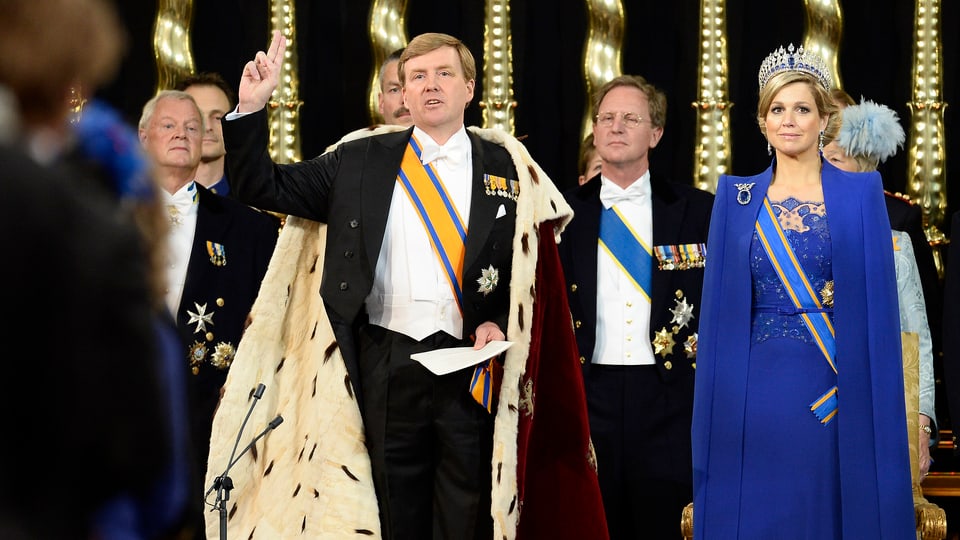 König Willem-Alexander im Königsmantel und Königin Máxima