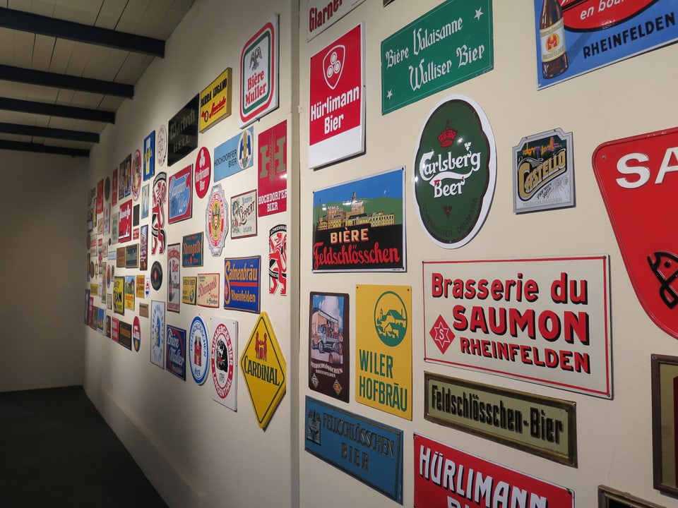 Wand mit Logos von alten Biersorten