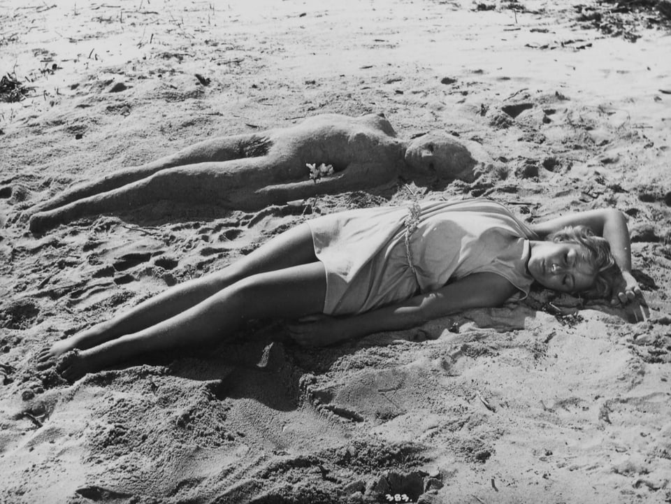 Zwei Frauen liegen am Strand