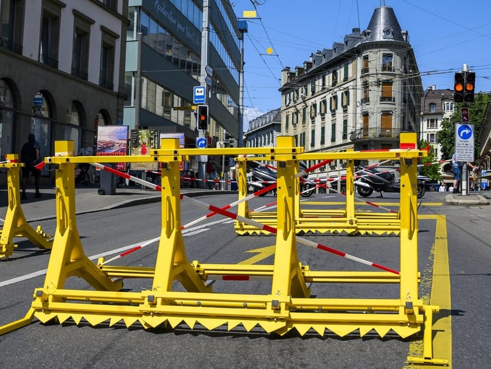 Schutzzäune versperren den Zugang zu einer Strasse in der Nähe des Palais de Rumine.
