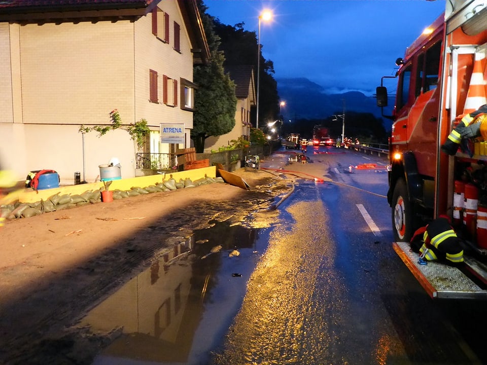 Wasser auf der Strasse, die Feuerwehr im Einsatz.