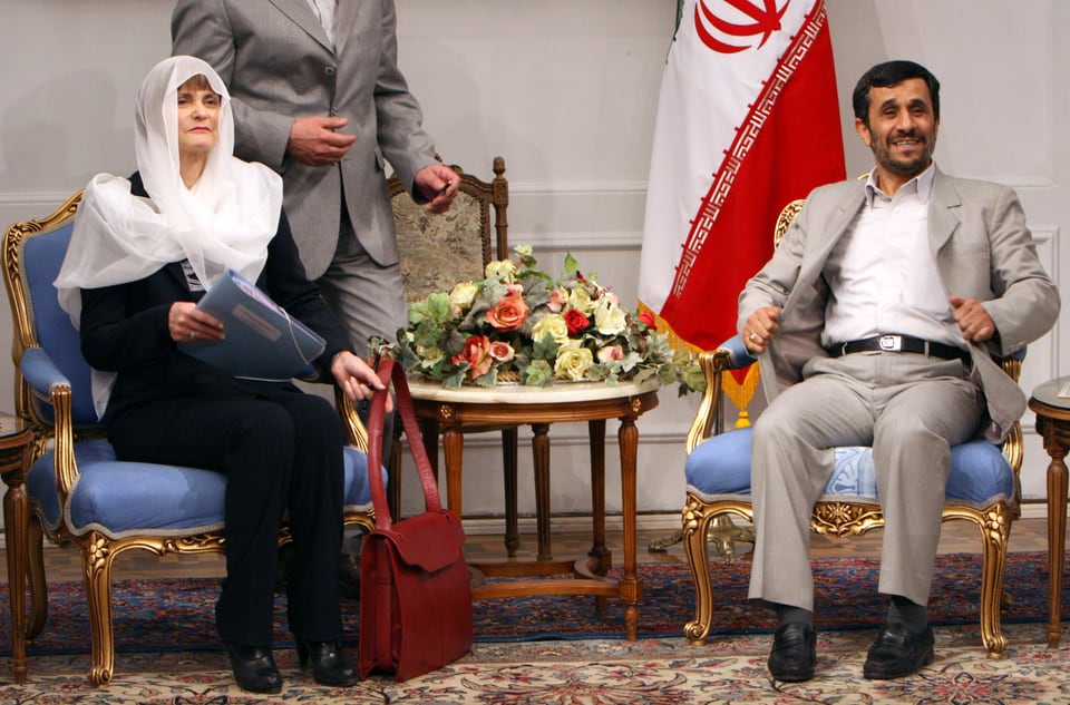 Calmy-Rey sitzt mit einem Kopftuch neben dem ehemalige iranischen Präsident Mahmud Ahmadinedschad