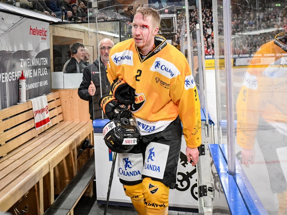 Kuopios Colby Sisson geht blutend vom Eis.