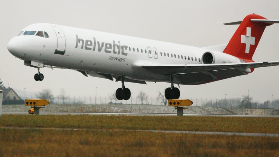 Helvetic-Airways-Maschine beim Landen.