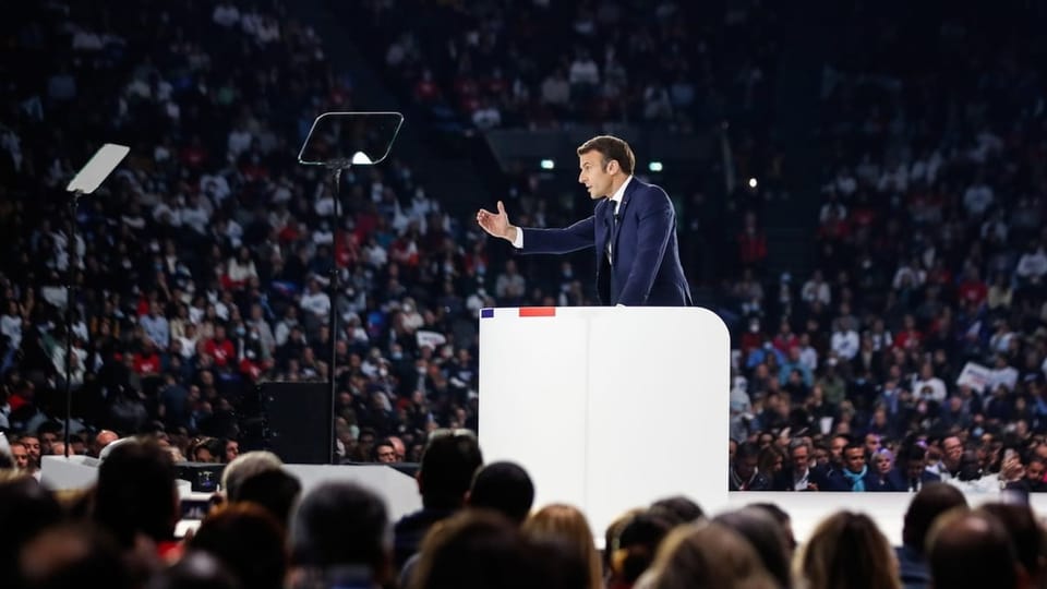 Emmanuel Macron hält vor einer Menschenmenge eine Rede