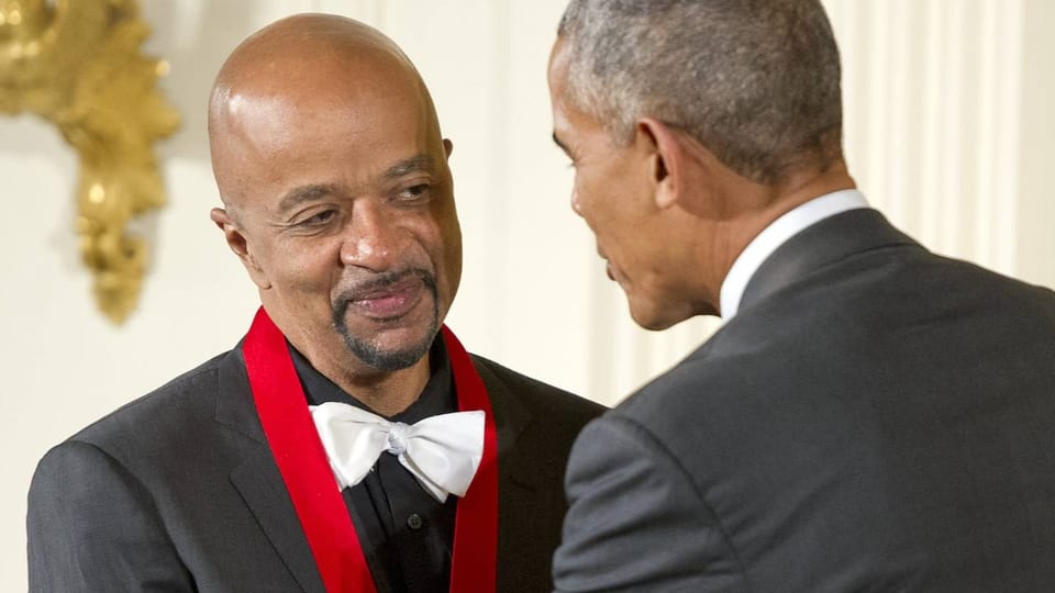 Obama überreicht McBride eine Medaille