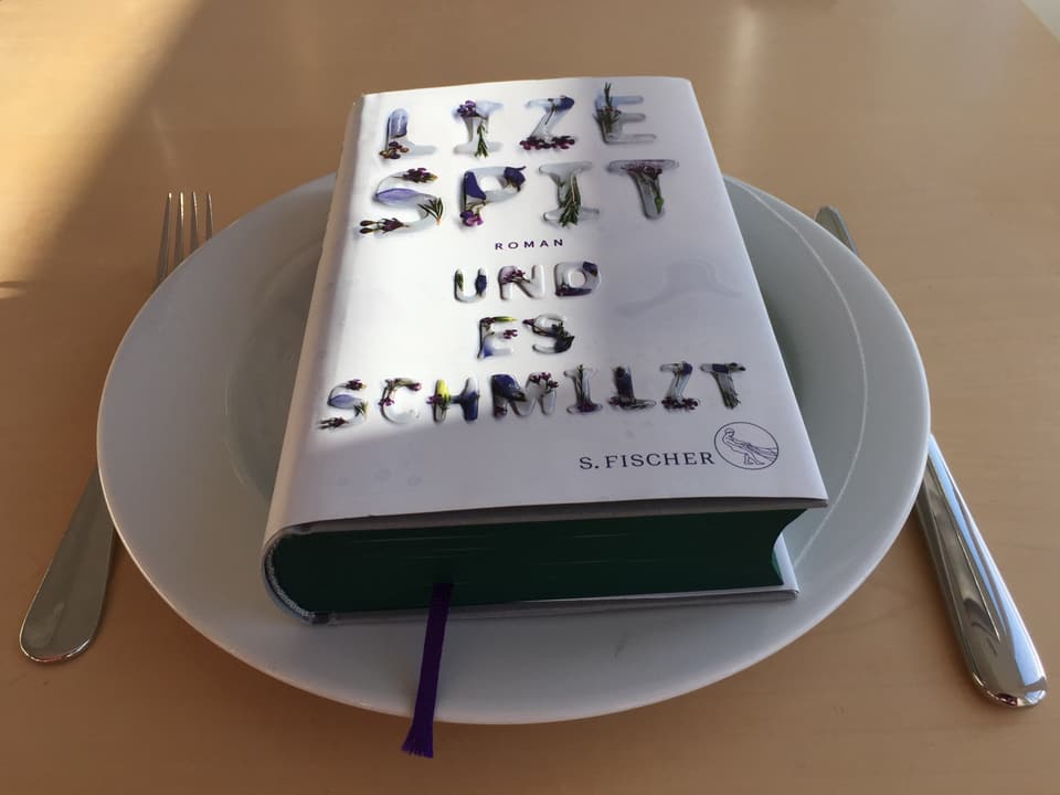 Lize Spit: «Und es schmilzt» (2017, S. Fischer) auf einem weissen Teller