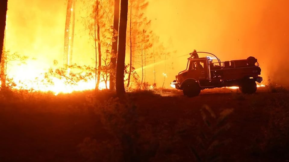 Feuerwehrleute versuchen den Brand in einem Pinienwald in der Region Bordeaux zu löschen