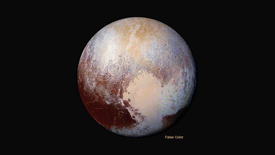 Pluto als Kugel. In der unteren Hälfte hebt sich eine weissliche, herzförmige Fläche vom Rest des Planeten ab.