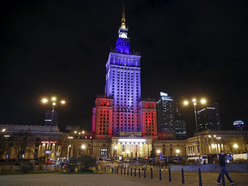 Kultur- und Wissenschaftspalast in Warschau in rot,blau, weiss
