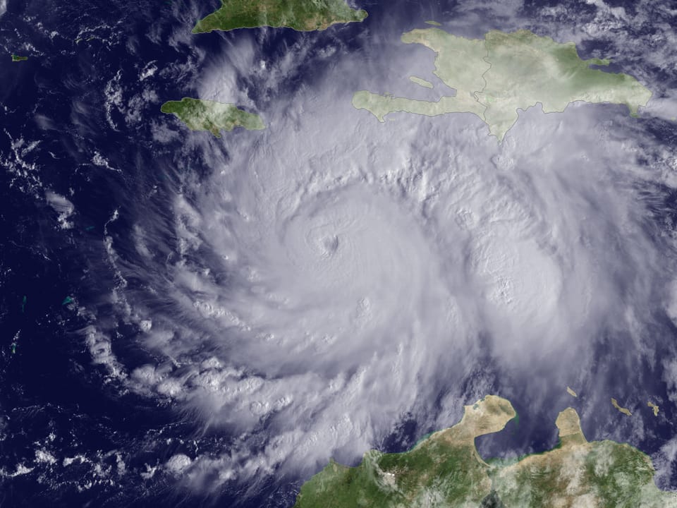 Auf dem Satellitenbild ist die wirbelförmige Wolkenstruktur und das Auge des Sturm zu sehen.