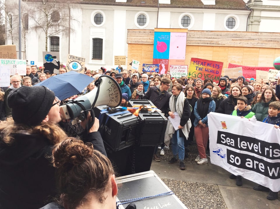 Am Klimastreik in Luzern: Eine junge Frau skandiert ihre Parolen mit einem Megaphon.