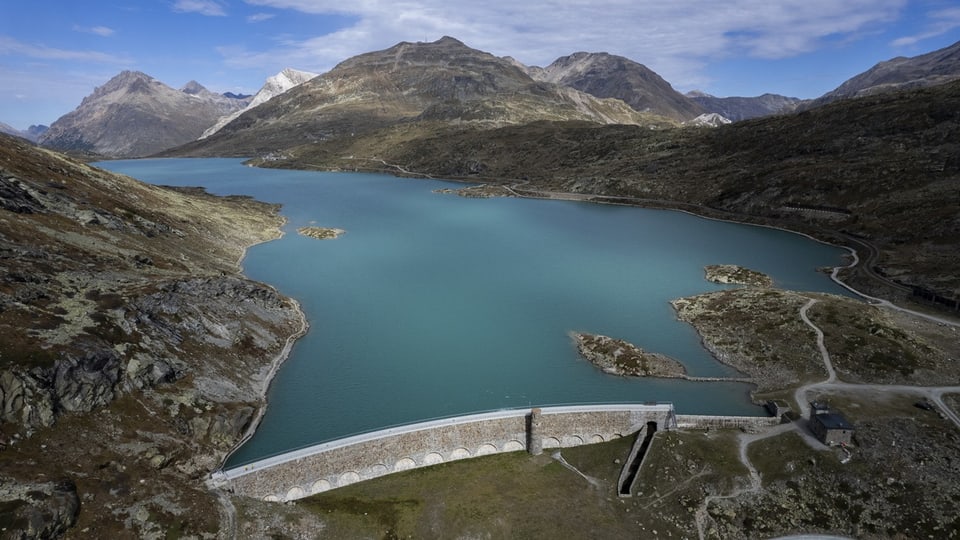 Blick auf die Staumauer des Energieunternehmens Repower am Lago Bianco auf dem Berninapass