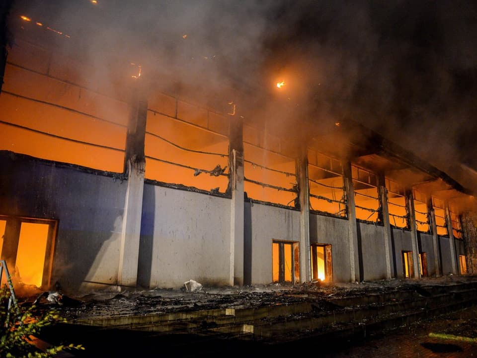 Eine Sporthalle im deutschen Nauen brennt lichterloh 