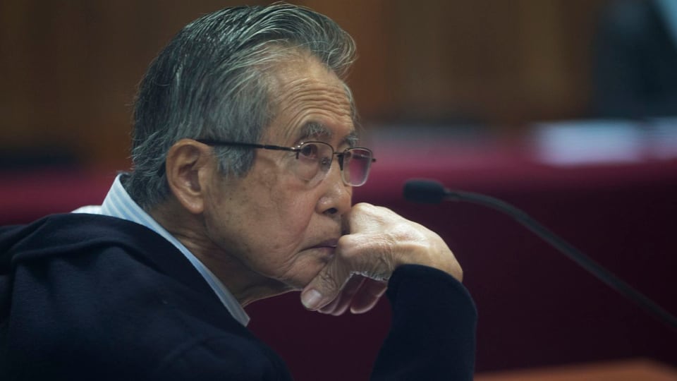 Alberto Fujimori in einem Gerichtssaal.