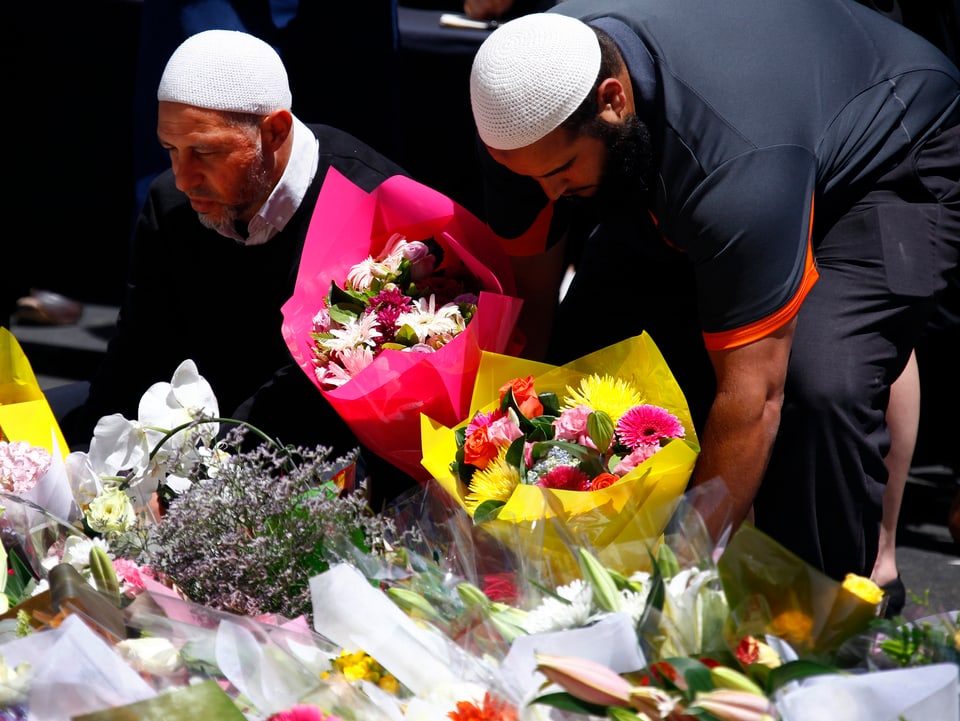 Mitglieder der australischen Islamgemeinschaft legen Blumen in Andenken an die Opfer der Geiselnahme nieder.