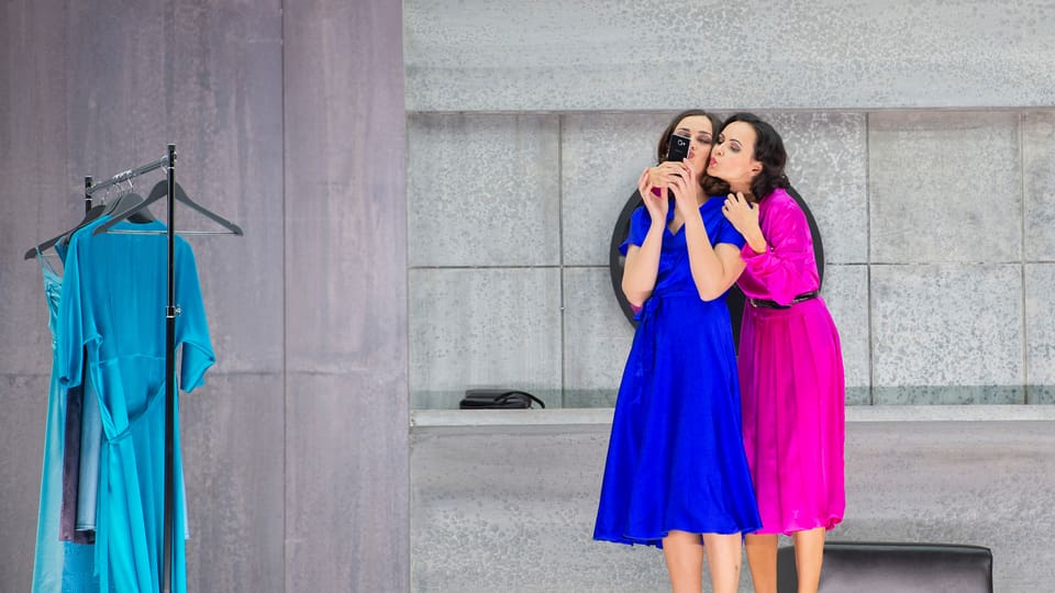 Zwei Frauen blicken mit Kussmund in eine Kamera