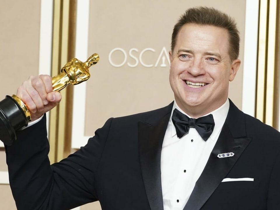 Brendan Fraser posiert mit Oscar