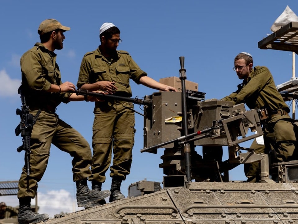 Israelische Soldaten bereiten ihre Ausrüstung vor.