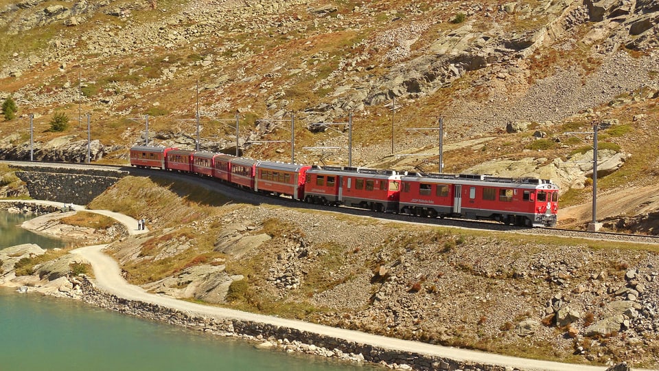 Ein Zug der Rhätischen Bahn fährt über den Berninapass.