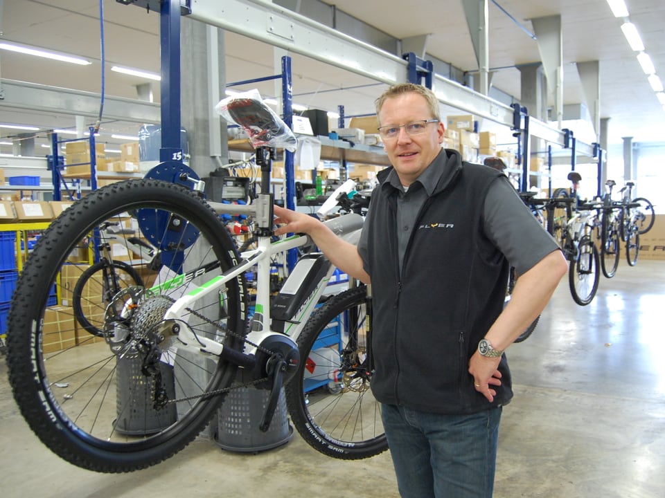 Biketec-CEO Simon Lehmann in der Montagehalle mit neuen E-Mountainbikes.
