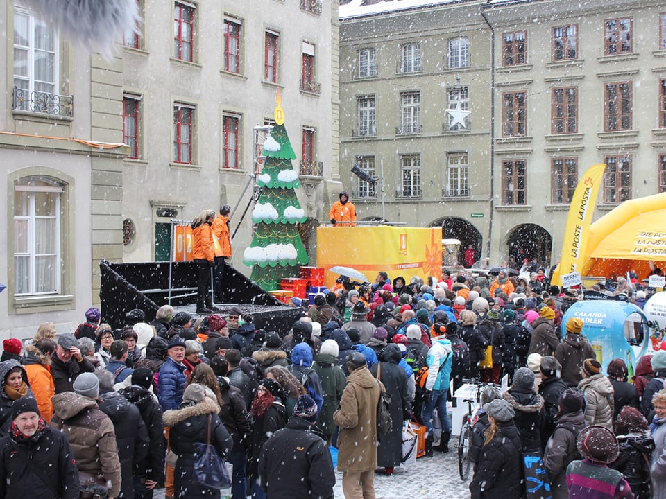 Der Münsterplatz voller Leute.