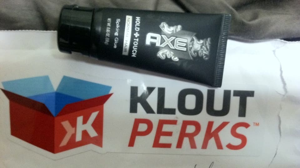 Auf einem Paket mit der Aufschrift «Cloud Perks» liegt ein Axe-Deodorant.