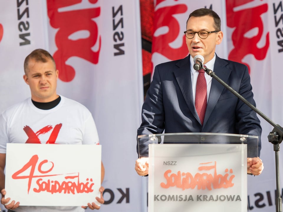 Mateusz Morawiecki (rechts) hält Rede