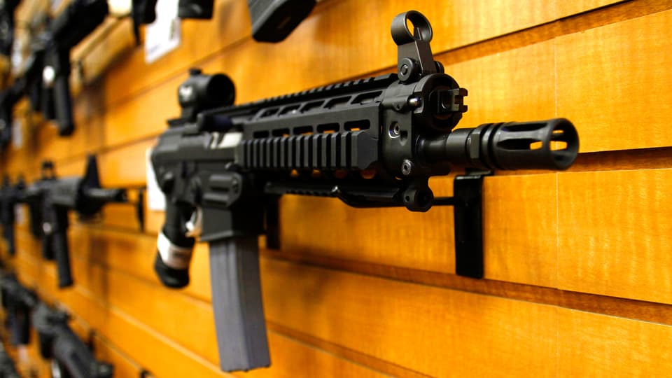 Eine vollautomatische Schnellfeuerwaffe an einer Ausstellungswand in Scottsdale im US-Bundesstaat Arizona.