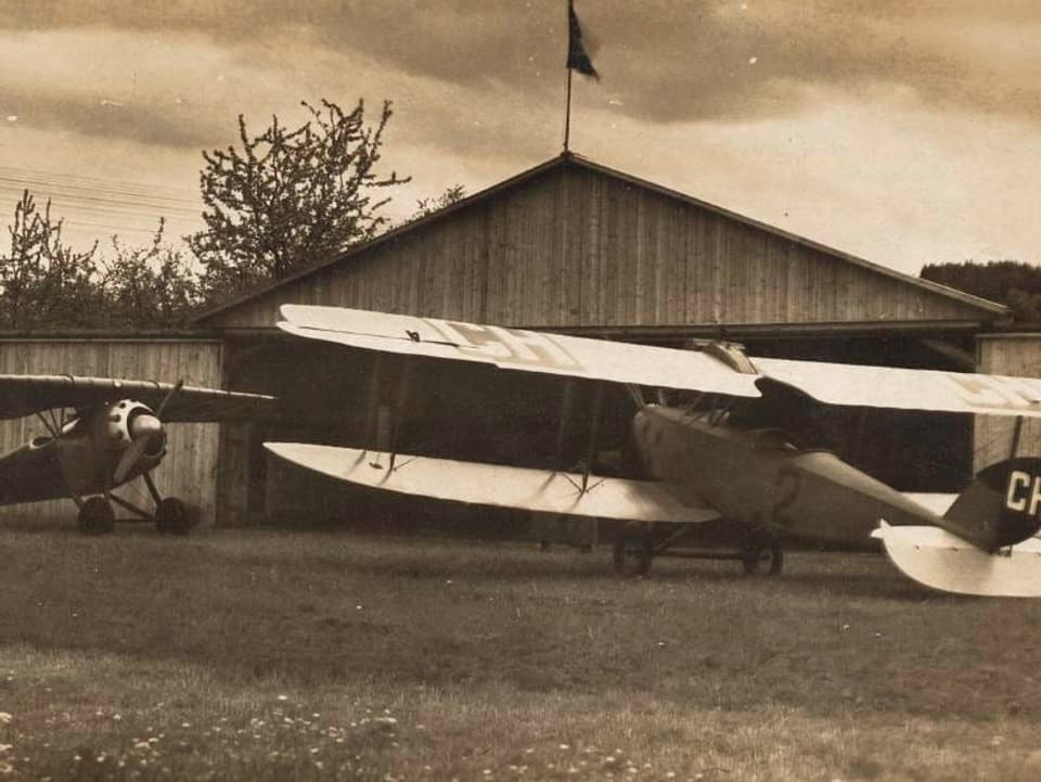 Flugzeuge vor Lagerhaus.