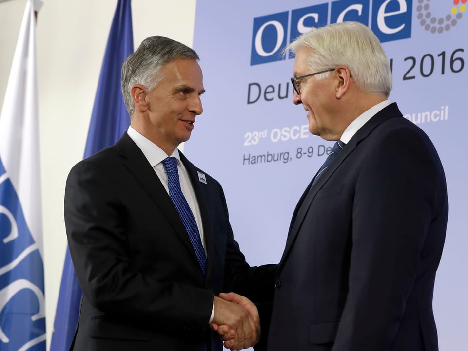 Burkhalter schüttelt die Hand des deutschen Aussenministers Frank-Walter Steinmeier.