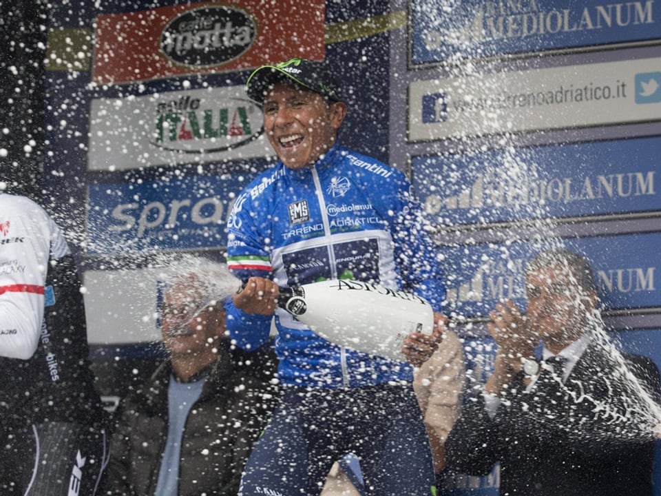 Der Kolumbianer Nairo Quintana feiert mit einer Magnum-Flasche Champagner seinen Gesamtsieg beim Tirreno-Adriatico.
