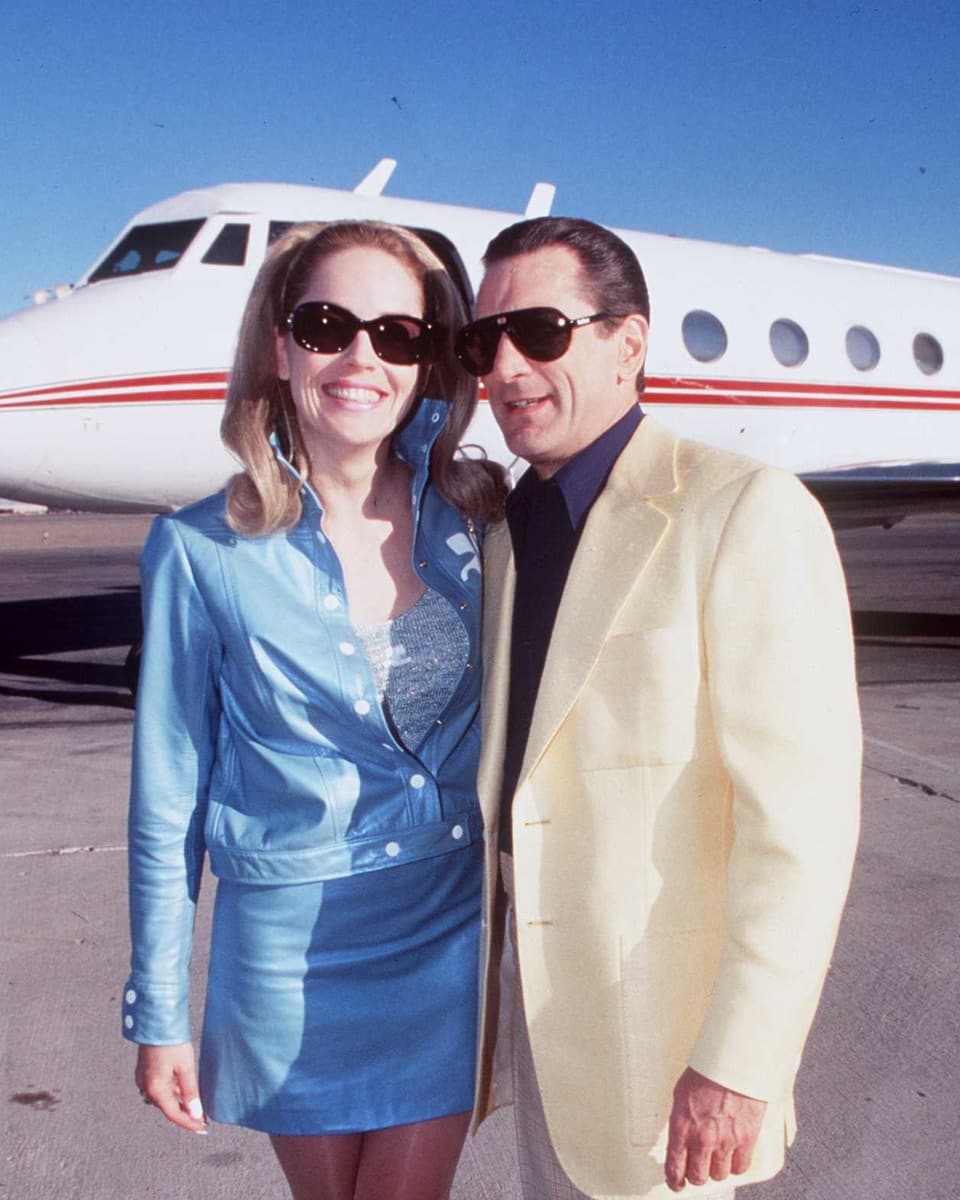 Frau und Mann vor Flugzeug