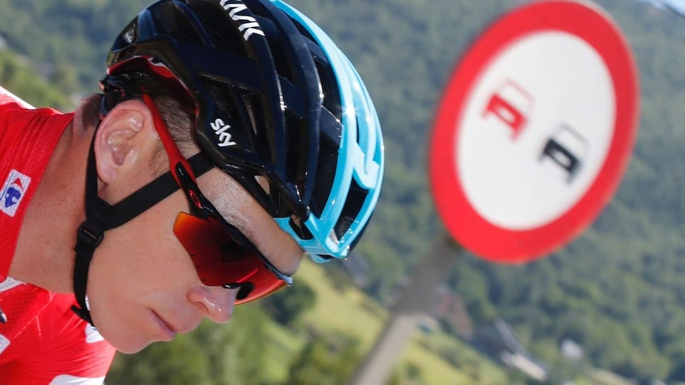 Chris Froome vor einem Verkehrsschild an der Vuelta