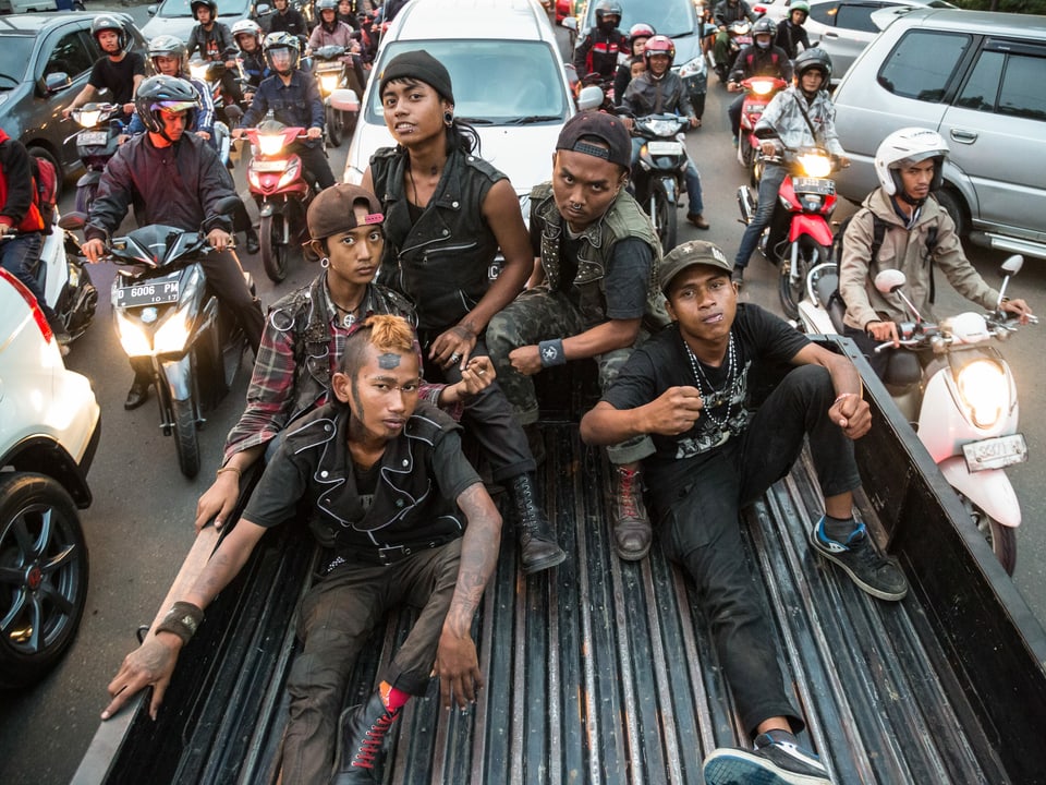 Eine Gruppe indonesischer Punks sitzt auf einem Lieferwagen.
