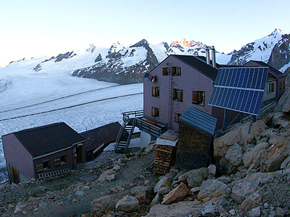 Die Konkordia-Hütte am Rande des Aletschgletschers.
