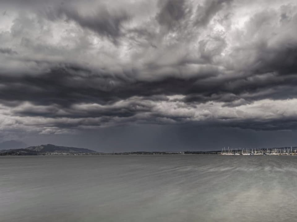Zug Dunkle Gewitterwolken über See