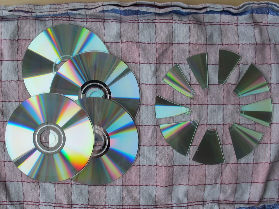 CDs in Stücke geschnitten.