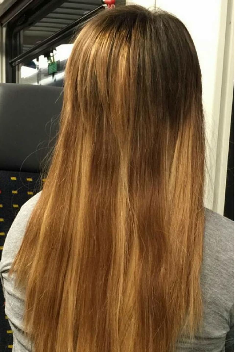 Eine Frau mit langen Haaren unterschiedlicher Farbe.