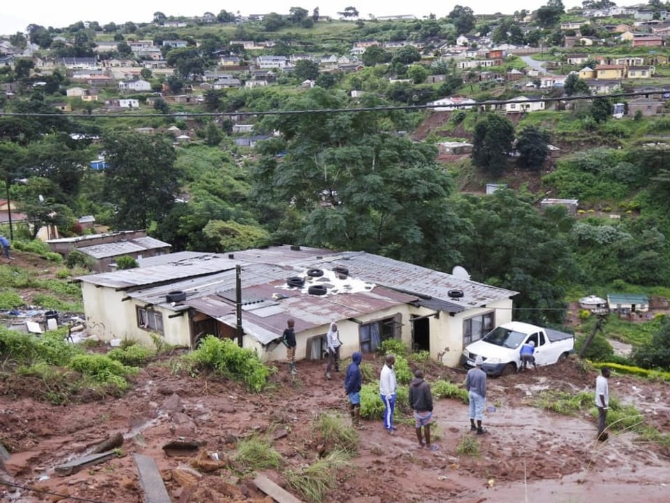 Menschen in einem von einem Erdrutsch betroffenen Gebiet.