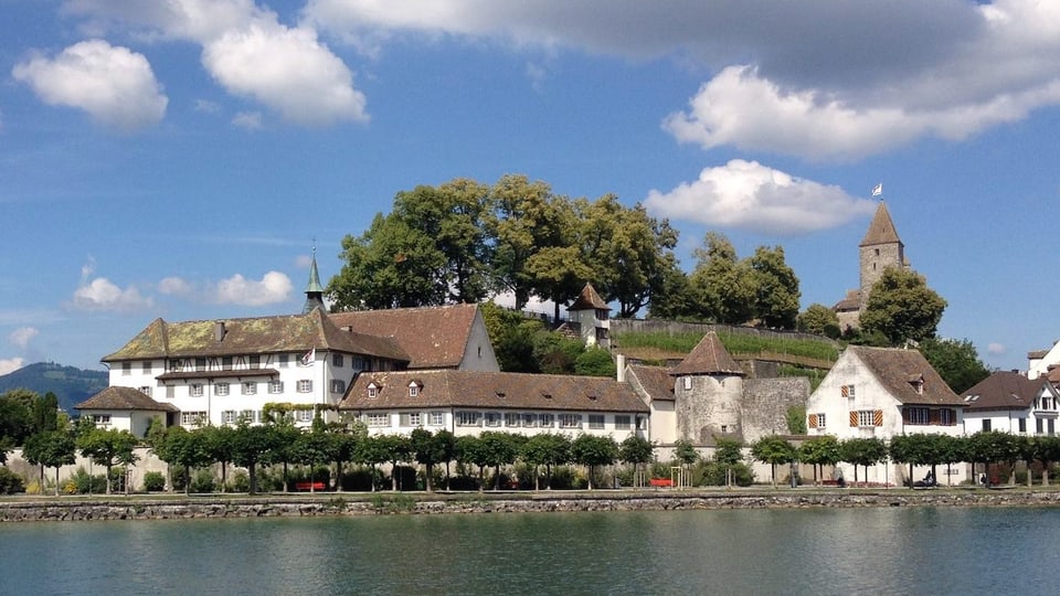 Das Kloster in Rapperswil wird vom See aus an einem sonnigen Tag fotografiert.
