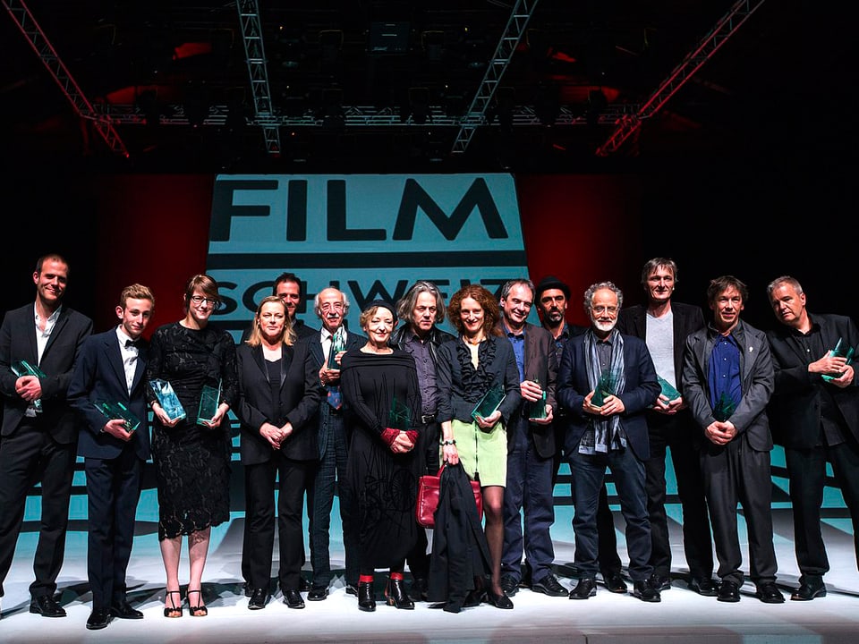  Alle Preisträger der Schweizer Filmpreise stehen auf der Bühne.