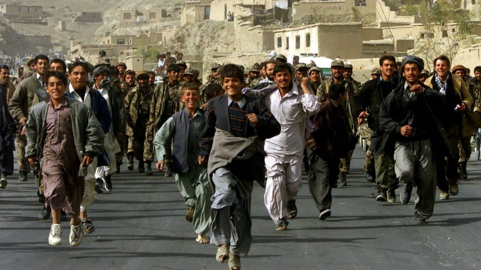 2001: Kämpfer der von den USA unterstützten Nordallianz ziehen zur Freude der Bewohner in Kabul ein (13. November 2001).