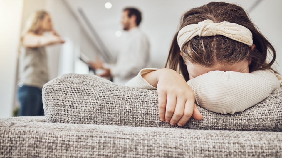 Trennt sich ein Elternpaar und liegen schwere Vorwürfe im Raum, leiden nicht nur die Kinder