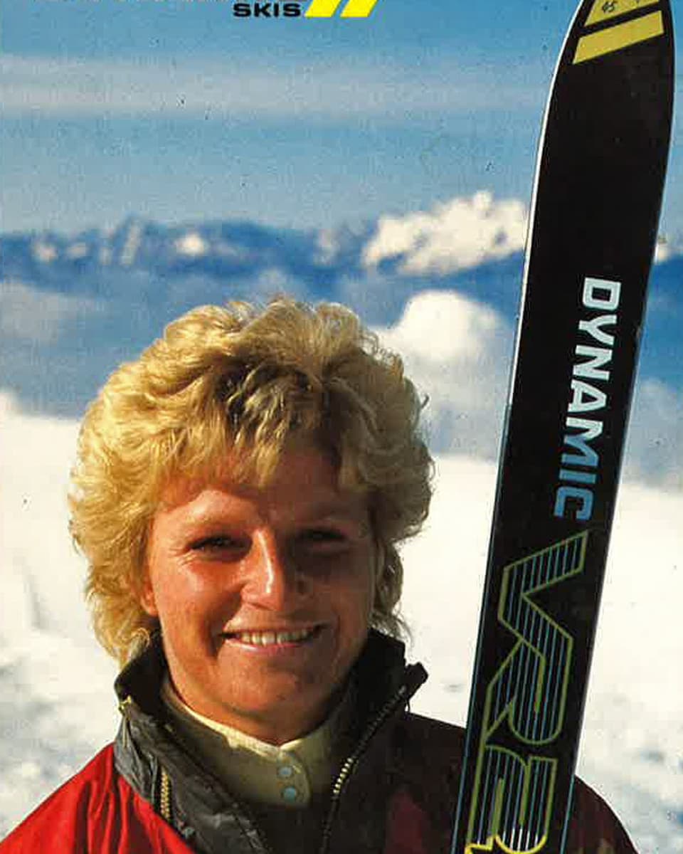 Monika Hess posiert mit ihren Dynamic-Skiern. 