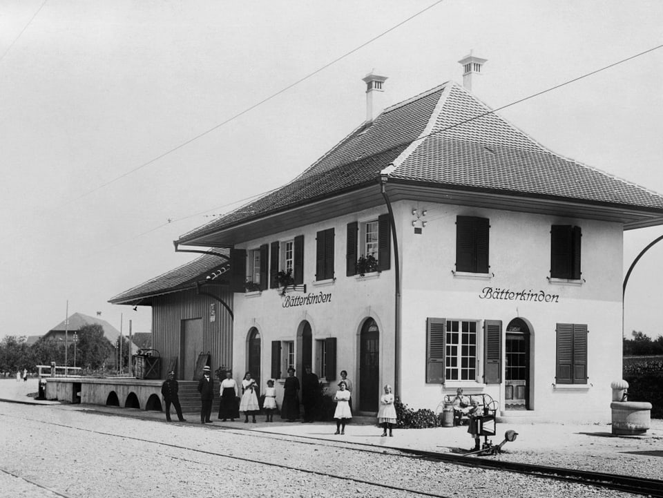 Schwarz-weiss-Bild Alter Bahnhof, Frauen in weissen Röcken