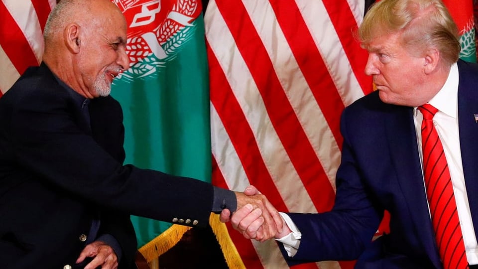 Trump und Ghani schütteln die Hände.